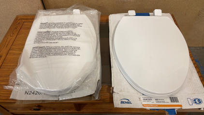 2 NEW TOILET SEATS IN WHITE