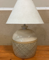 ELEGANT TABLE LAMP WITH SHADE