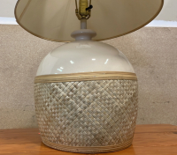 ELEGANT TABLE LAMP WITH SHADE - 2