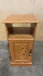 MID-CENTURY END/SIDE TABLE WOTH STORAGE