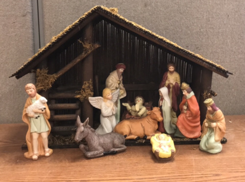 (1) Baby Jesus Manger Display (12 Pieces Total)