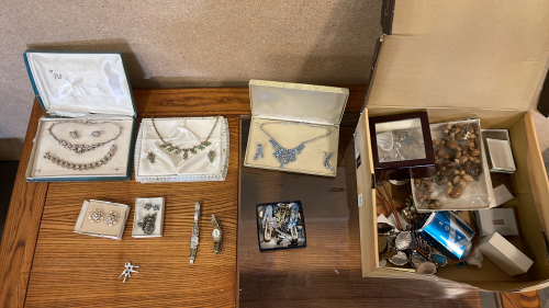 LARGE COLLECTION OF JEWELRY