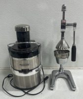 (1) Jack La Lannes Power Juicer (1) Manual Juicer