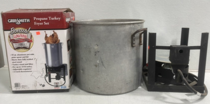 (1) Outdoor Gas Boiler (1) 15 Gallon Pot (1) Grillsmith 30qt Turkey Boil Kit & Pot