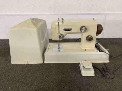 DressMaker Portable Sowing Machine With Case, Vintage Look With Isolated Power Supply- Tested And Works