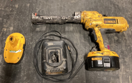 Dewalt 18v Caulking Gun w/ 2 batteries and Charger