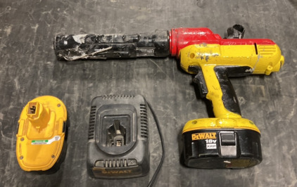 Dewalt 18v Caulking Gun w/ 2 Batteries and Charger