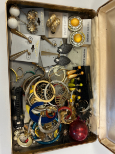 Costume Jewelry (7) Sets of Matching Earings.