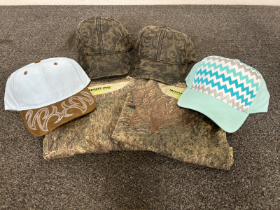 (4) Womans Hats And Pair Of Womans Mossy Oak Pursuits Size Large