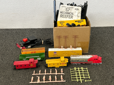 Vintage &lsquo;57 Mechanical Reefer Electric Train Set w/ Mini Patrons, Signs, Powerlines & Tracks