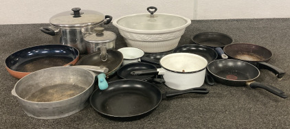 (17 Pieces) Assorted Pots, Pans, And Lids!