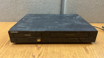 Samsung VHS To DVD Recorder, Powers On