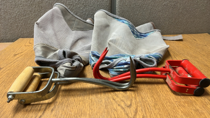 2 Anti Fly Head Mesh, 4 Hay Hooks