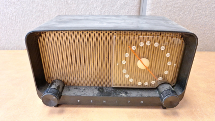 VINTAGE ZENITH RADIO - POWERS ON