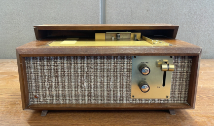 VINTAGE RADIO/SPEAKER SYSTEM-PLEASE INSPECT