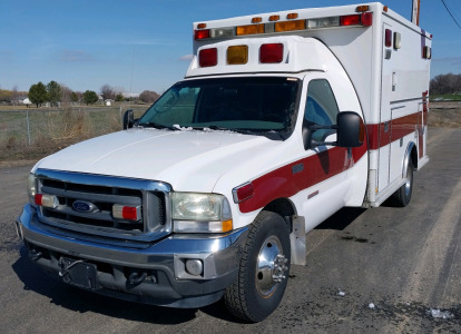 2004 FORD AMBULANCE - DIESEL - GOVERNMENT SURPLUS
