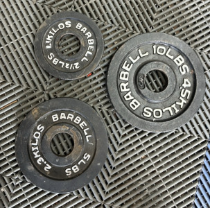 230lbs Of Metal Plate Weights Incluidng 45s - 2.5s, Clamps And 45lb Bar