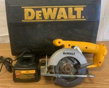DeWalt Trim Saw, Case & Battery Charger ( Missing Battery)