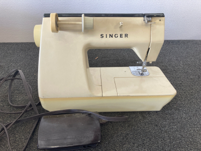 2000 Singer Athena Sewing Machine w/ attachments, book, power cords