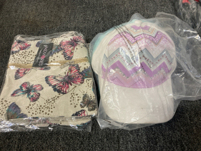 Amazon Assorted Women&rsquo;s Hats and (2) Accessory bags