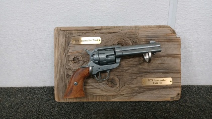 1873 Peacemaker Colt .45 Replica Gun Display