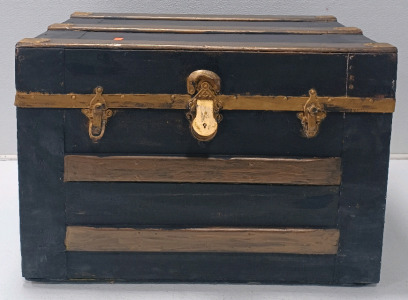 (1) Black & Gold Trunk