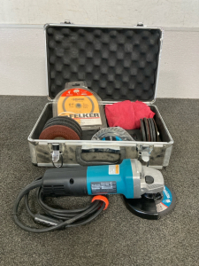 Makita Grinder, Like New Condition- Includes Hard Case And Replacement Discs