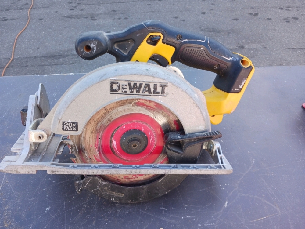 Dewalt 20v max battery powered hand saw