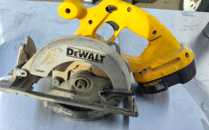 DeWalt 18v Portable Skillsaw with Battery works (spn)
