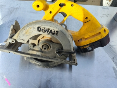 DeWalt 18v Portable Skillsaw with Battery works (spn)