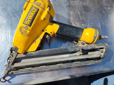 DeWalt Pneumatic Finish Nailer