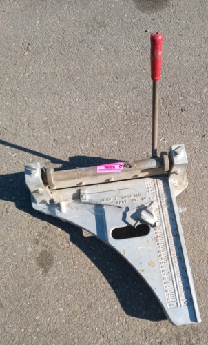 Portable tile cutter