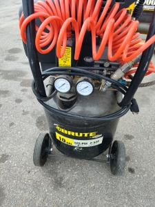 Brute 10 Gallon Air Compressor 2.5 HP powers on