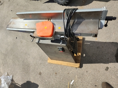 Jointer Machine Model jj-6 jet powers on