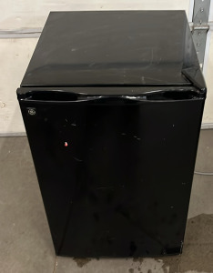 GE Mini Fridge, Powers On