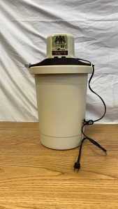 4 Quart Ice Cream Freezer, Powers On