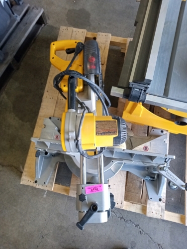 DeWalt 718.. double revel sliding compound miter saw 120volt 30"long 17"tall