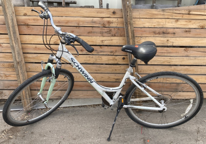 White Schwinn Trailway Bike With Shimano Gear System