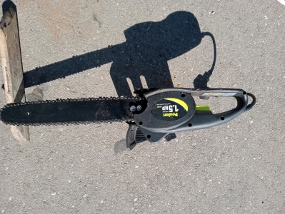 poulan 14" Electric Chain Saw Good Condition Good Working Order Black With Blade On It