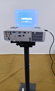 (1) Hitachi CP-X260 LCD Projector