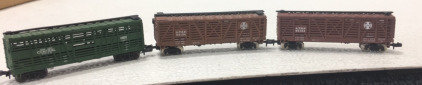 (2) N-Scale Bachmann Santa Fe ATSF 94134 Cattle Traincars, (1) N-Scale Atlas New York Central System Stock TrainCar