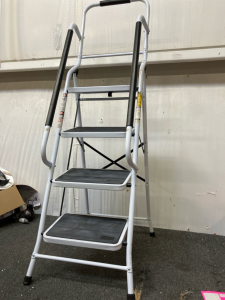 5&rsquo; 2.5&rdquo; Industrial Step Ladder