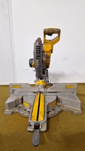 (1) Dewalt Compound Miter Saw Model DWS779