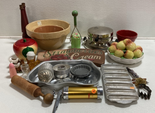 Vintage Kitchen Items and Kitchen Themed Decor