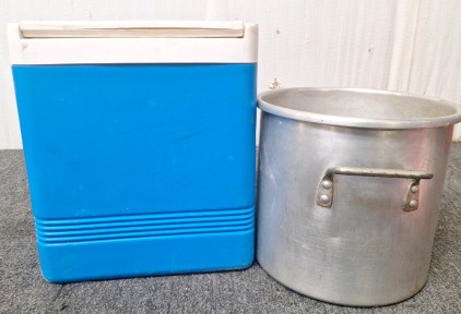 Blue Igloo Cooler & Pot....BB1