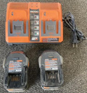 (1) RIDGID Batterie Charger, (2) MaxHC Ridgid Batteries