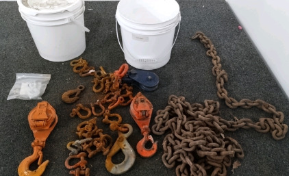 Industrial Chain , Rigging Shackles, Latch Hooks And Manual Chain hoist In Buckets