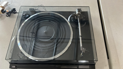 Technics Turntable, Powers On, Has Needle