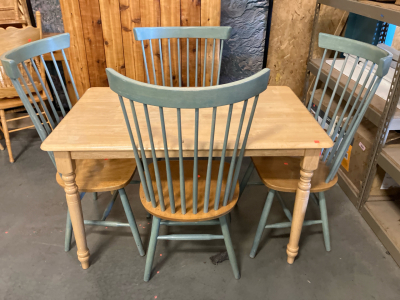 Kitchen Table w/ (4) Chairs