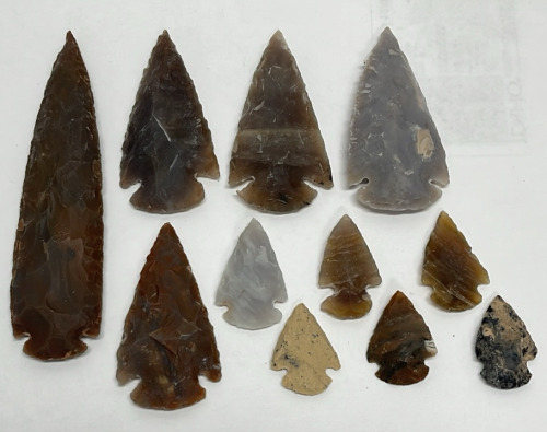 (10) Agate Arrowheads 1.25&rdquo;-2.75&rdquo; Long, (1) Agate Spearpoint 4.75&rdquo; Long
